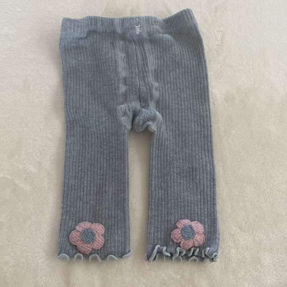 3 pants, 1 top and 1 cropped pants - Picture 3 of 4